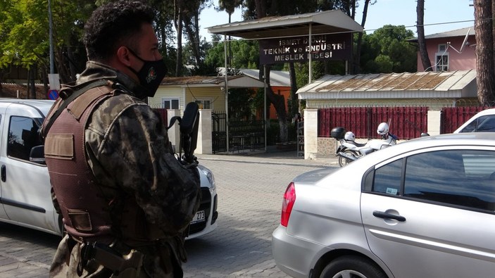 Adana'daki okullara, özel harekat destekli narkotik uygulaması yapılıyor