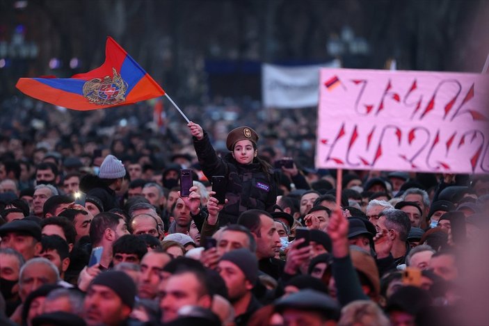 Ermenistan'da muhalefet yanlıları gösteri düzenledi