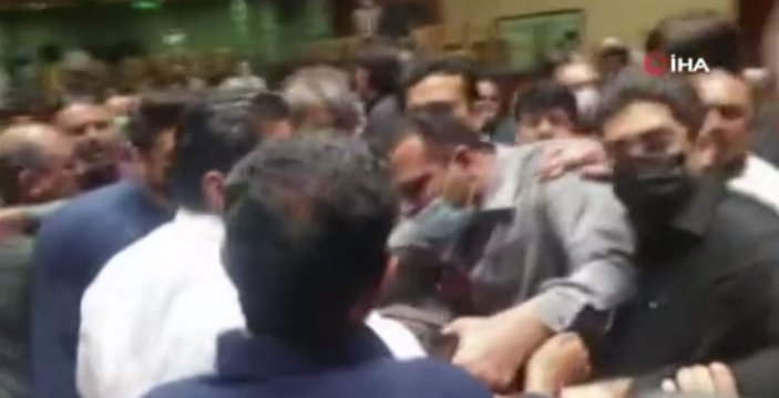 Pakistan’da meclis karıştı,milletvekilleri birbirine saldırdı