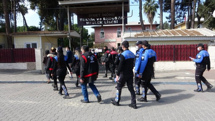 Adana'daki okullara, özel harekat destekli narkotik uygulaması yapılıyor