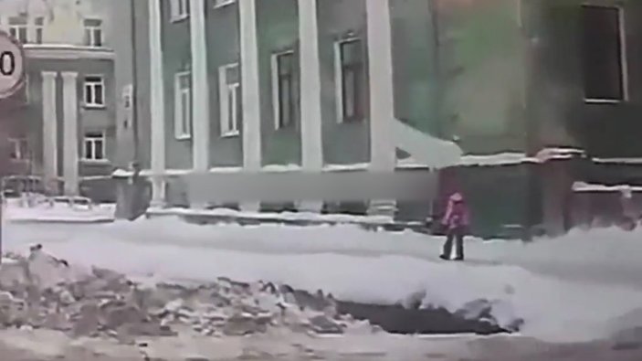Rusya'da çocuk, düşen buz kütlesinden kıl payı kurtuldu