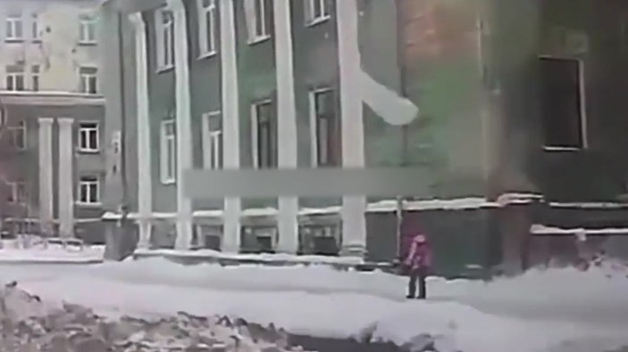 Rusya'da çocuk, düşen buz kütlesinden kıl payı kurtuldu