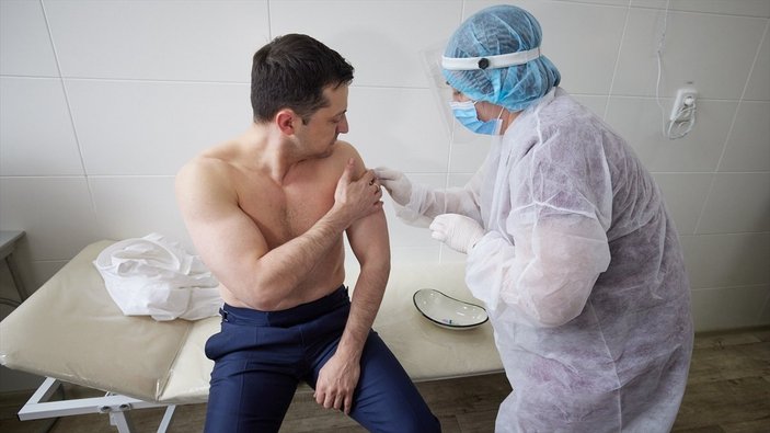 Ukrayna Devlet Başkanı Vladimir Zelenskiy, koronavirüs aşısı oldu