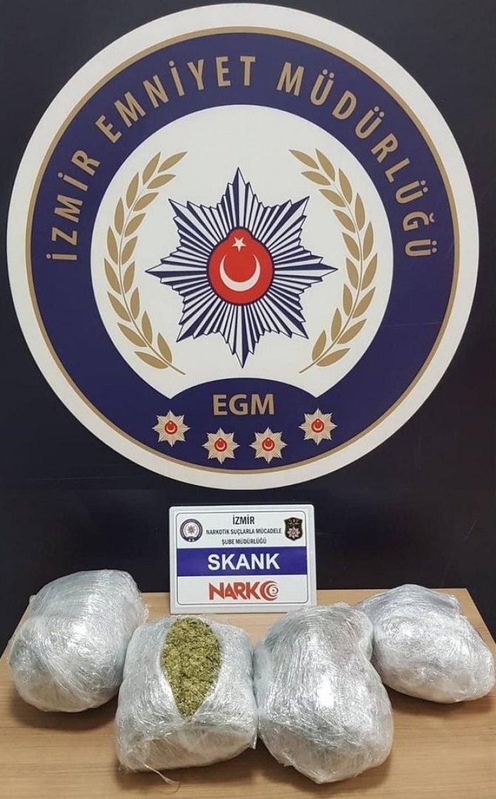 İzmir’de araçtan 4 kilo 250 gram uyuşturucu çıktı