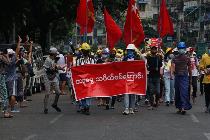 Myanmar'da göstericilerin darbe karşıtı protestoları sürüyor