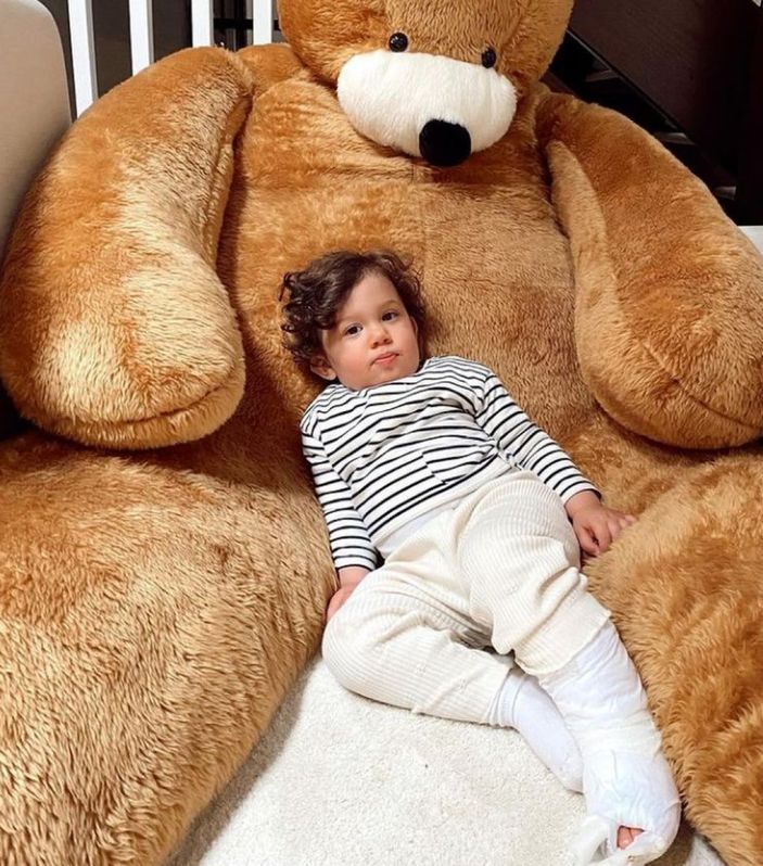 Eser Yenenler'in oğlunun ayağı çatladı