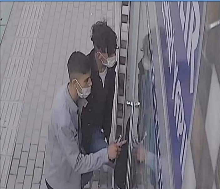 Bursa’da fenomeniz deyip telefonları çalan hırsızlar kamerada