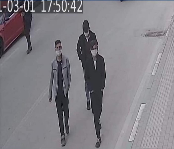 Bursa’da fenomeniz deyip telefonları çalan hırsızlar kamerada