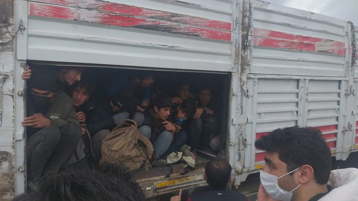 Van'da 1 kişinin öldüğü kaza sonrası tırdan 114 kaçak göçmen çıktı