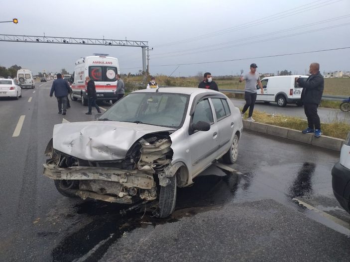 i Antalya'da iki araç kaza yaptı, yaralılara müdahalede ilk yardım karmaşası yaşandı