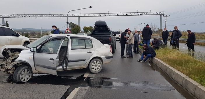 i Antalya'da iki araç kaza yaptı, yaralılara müdahalede ilk yardım karmaşası yaşandı