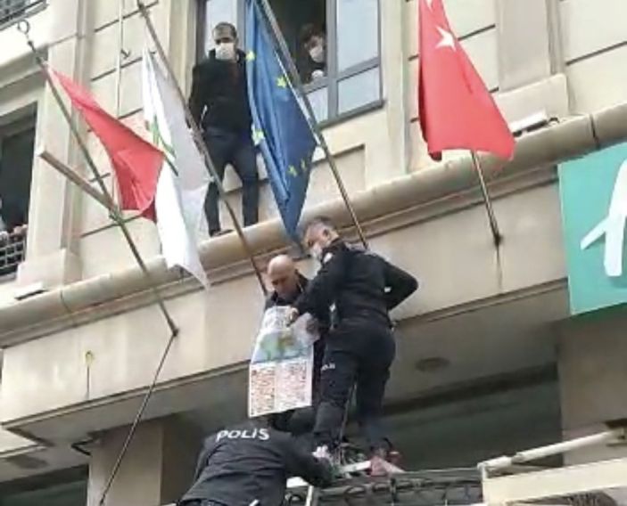 İstanbul'da otel girişine tırmanıp megafonla etrafa seslendi