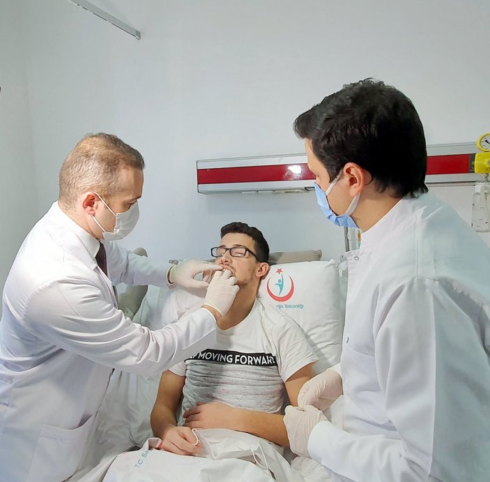 İstanbul’da üniversite öğrencisi çenesindeki tümörden ameliyatla kurtuldu