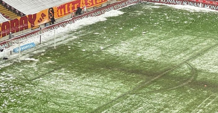 Bayburt'un stadının zemini futbolseverleri şaşırttı