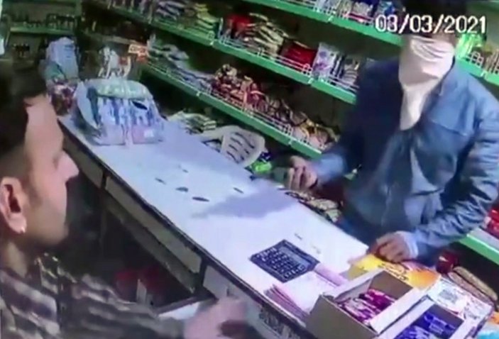 Hindistan'da dükkan sahibi, silahlı soyguncuyu vurdu