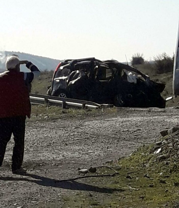 İzmir'de üç araç kazaya karıştı: 2 ölü, 4 yaralı