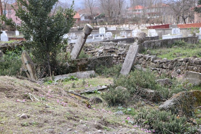 Samsun'da tarihi Paşa Mezarlığı'nı defineciler talan etti