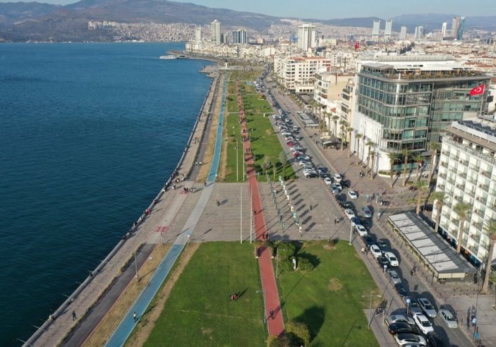 İzmir'de hava sıcaklığının artmasıyla sahilde yoğunluk gözlendi