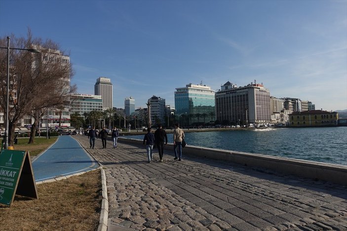 İzmir'de hava sıcaklığının artmasıyla sahilde yoğunluk gözlendi