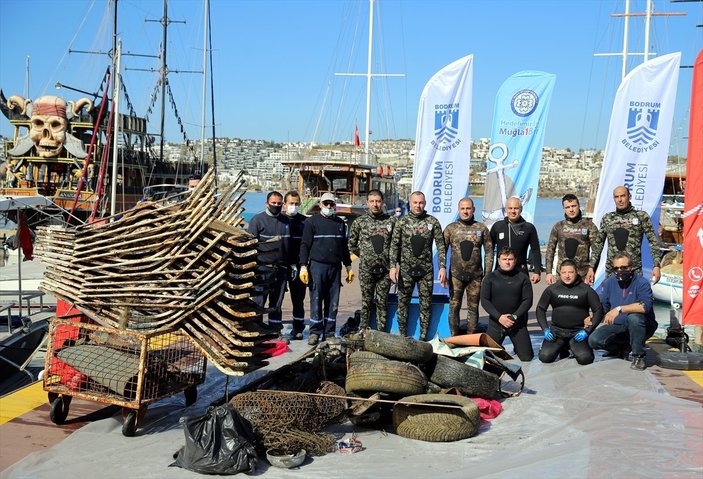 Bodrum'da dalgıçların yaptığı deniz dibi temizliğinde bir ton atık toplandı