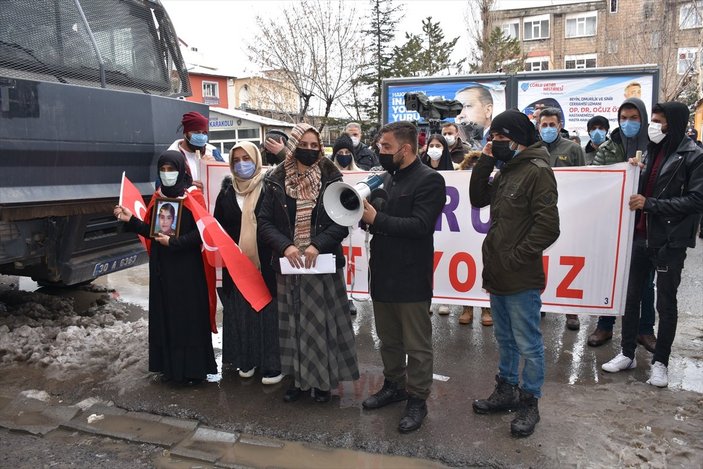 Hakkari’de aileler evlatları için HDP binası önünde toplandı