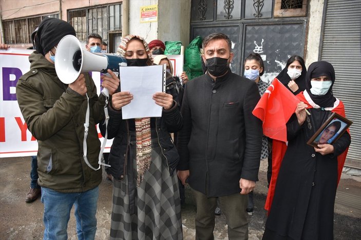 Hakkari’de aileler evlatları için HDP binası önünde toplandı