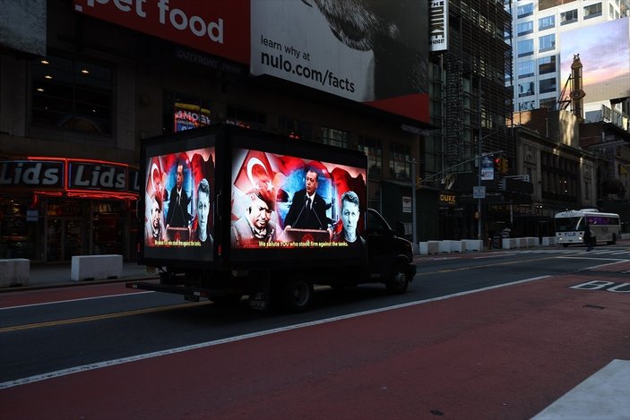 Times Meydanı'nda FETÖ ilanına karşı dijital ekranlı kamyonet dolaştırıldı