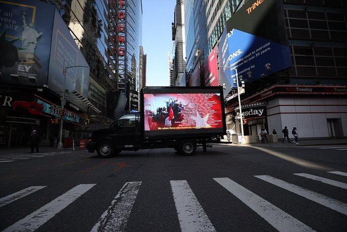 Times Meydanı'nda FETÖ ilanına karşı dijital ekranlı kamyonet dolaştırıldı