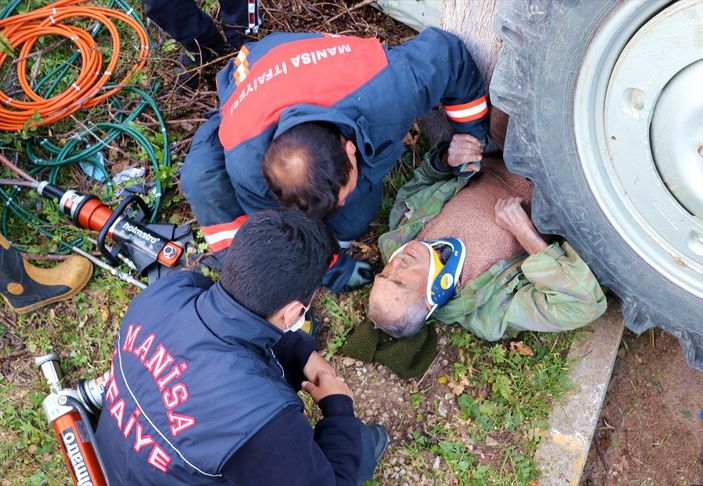 Manisa’da traktör devrildi, 81 yaşındaki adam altında kaldı