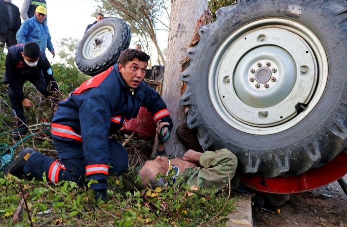 Manisa’da traktör devrildi, 81 yaşındaki adam altında kaldı