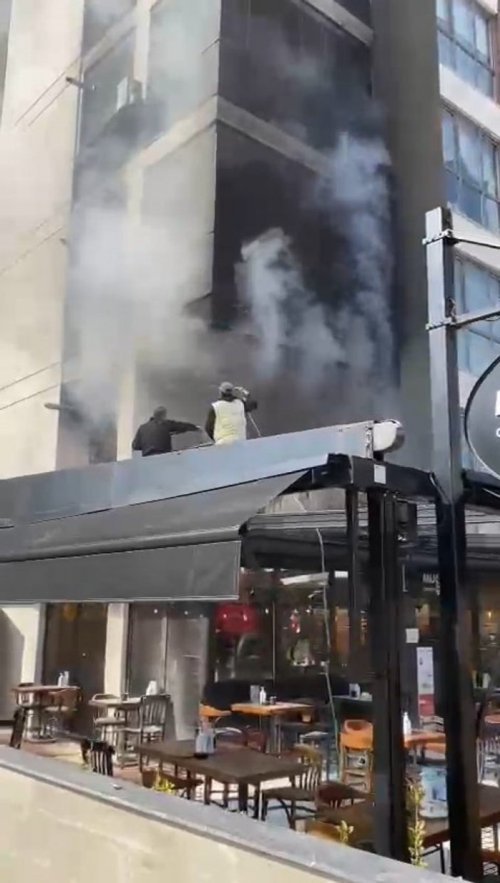 Bursa’da apartmanda yangın çıktı, kafedeki müşteriler son anda kurtuldu