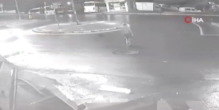 i Küçükçekmece’de araç büfeye çarptı, şoför aracı bırakıp kaçtı