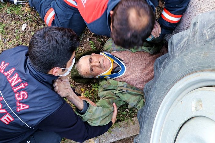 Manisa’da traktör devrildi, 81 yaşındaki adam altında kaldı