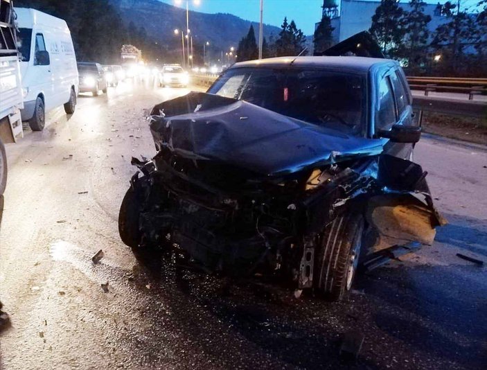 Karabük'te tıra çarpan otomobildeki iki kişi yaralandı