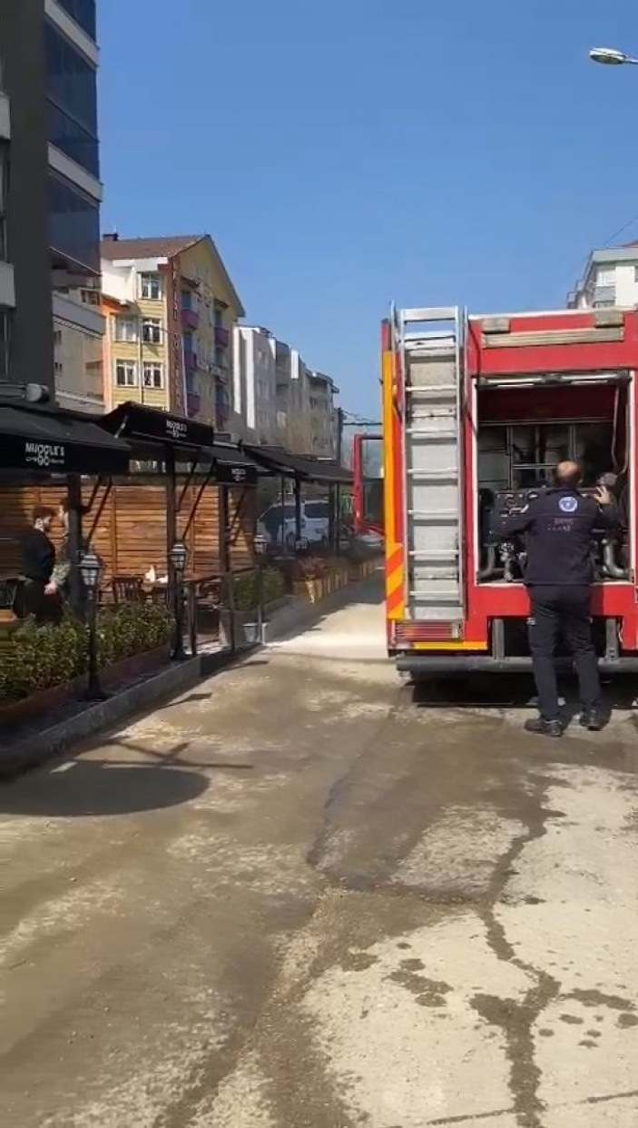 Bursa’da apartmanda yangın çıktı, kafedeki müşteriler son anda kurtuldu