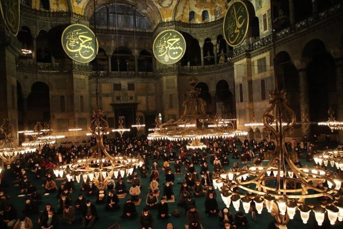 Ayasofya Camii'nde gençlerin yoğun katılımıyla sabah namazı