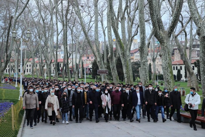 Ayasofya Camii'nde gençlerin yoğun katılımıyla sabah namazı