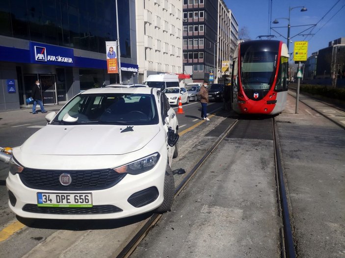 Beyoğlu’nda tramvay, otomobille çarpıştı