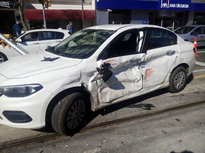 Beyoğlu’nda tramvay, otomobille çarpıştı