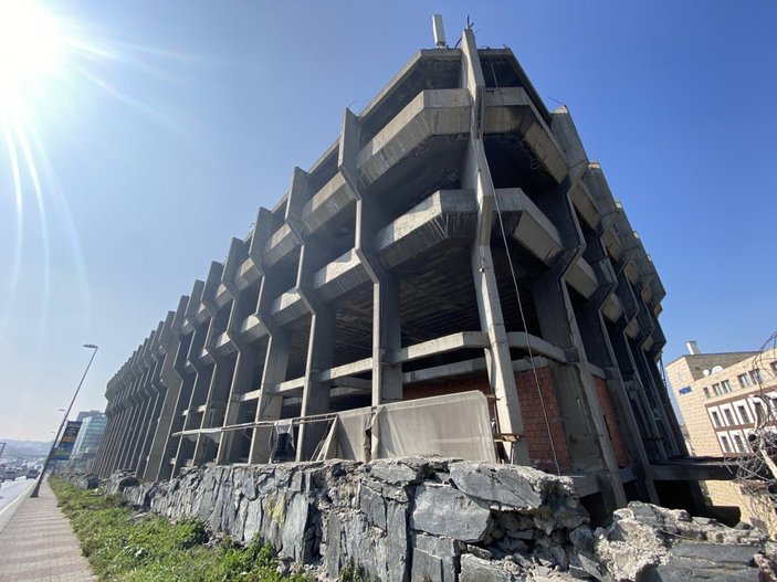 Merter’de 31 yıldır bitirilemeyen bina