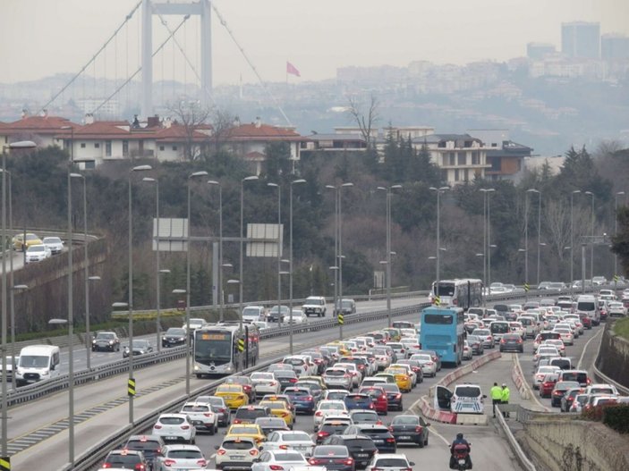 Kısıtlamasız ilk hafta sonunda İstanbul’da yoğun trafik