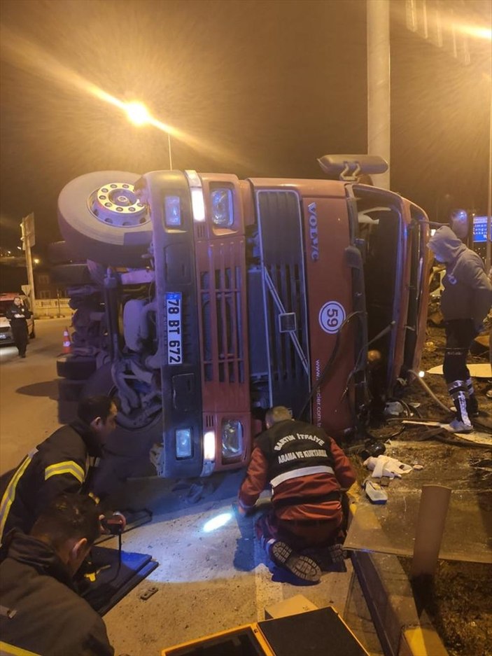 Bartın’da tır devrildi, şoförün kolu koptu