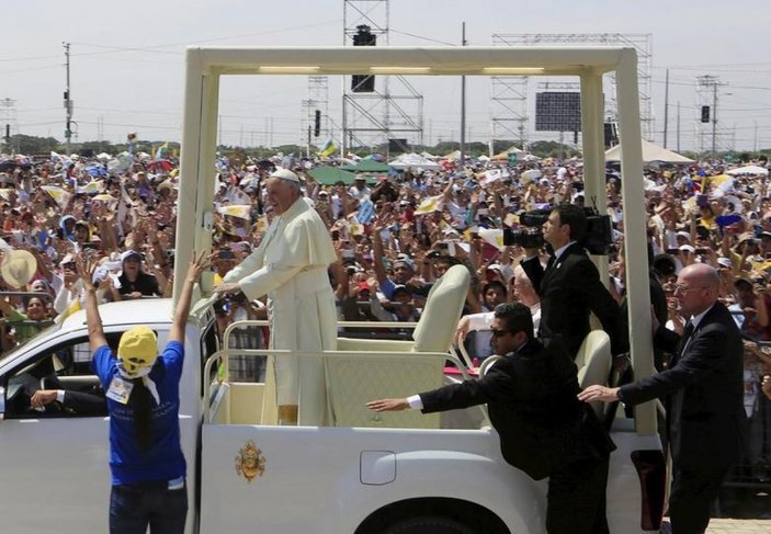 Papa Francis, Irak'ta zırhlı araca bindi