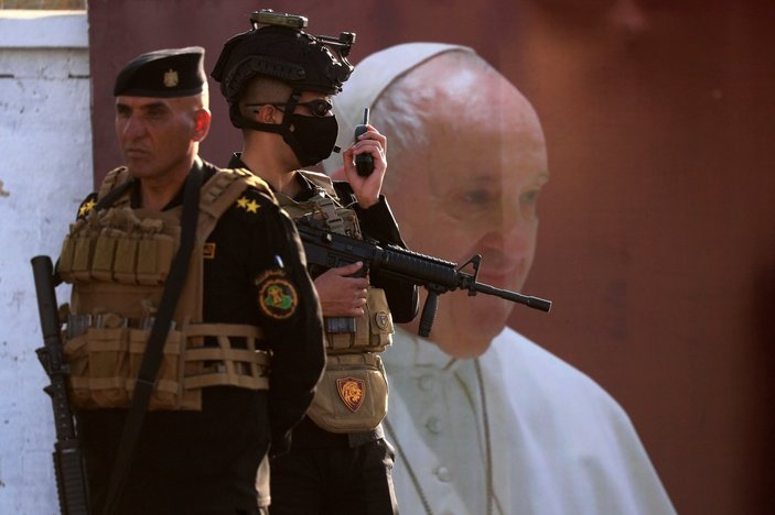 Papa Francis, Irak'ta zırhlı araca bindi