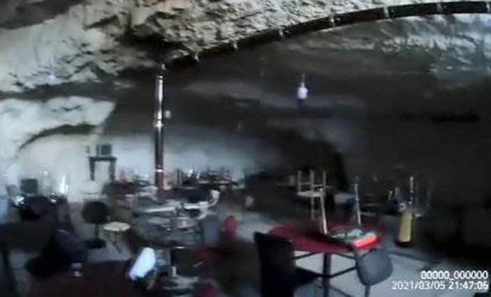 Şanlıurfa'da mağaraya baskın yapan polis kumarhaneyle karşılaştı