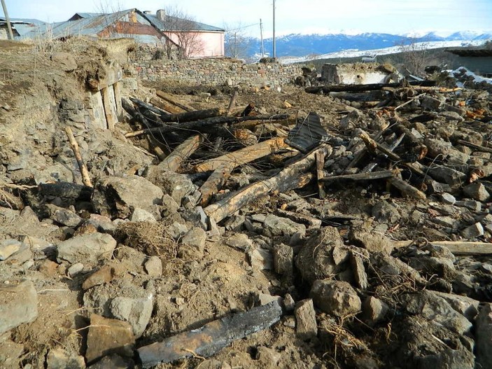 Ardahan'da yangın: Ev küle döndü, hayvanlar telef oldu