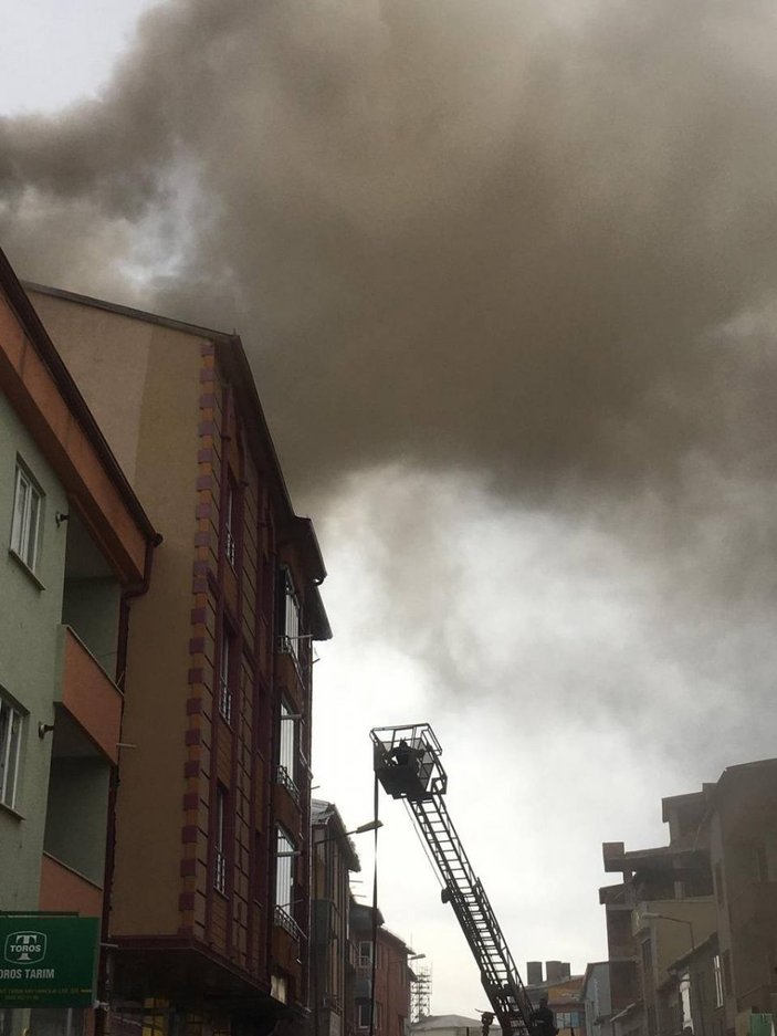 Sivas'ta lokanta bacasında başlayan yangın, apartmanın çatısına sıçradı