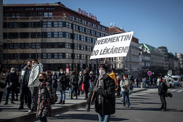 Prag'da hükümetin koronavirüs kısıtlamaları protesto edildi