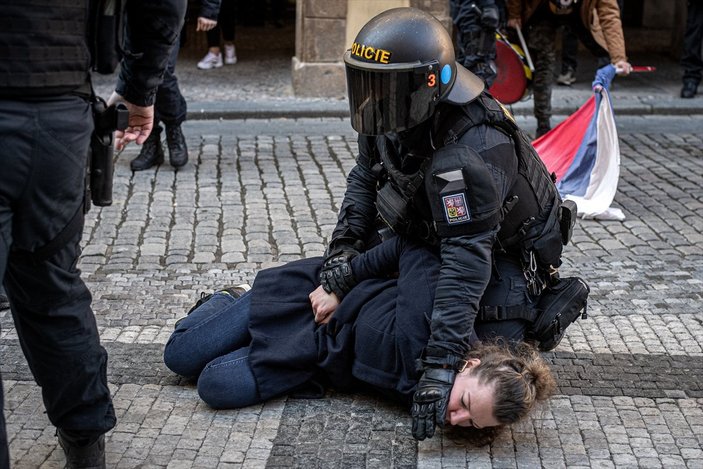 Prag'da hükümetin koronavirüs kısıtlamaları protesto edildi