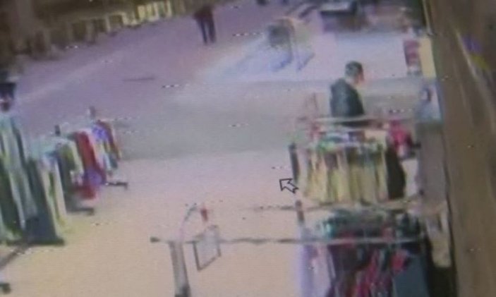 Antalya'da askıdaki ürünleri çalan hırsız kamerada